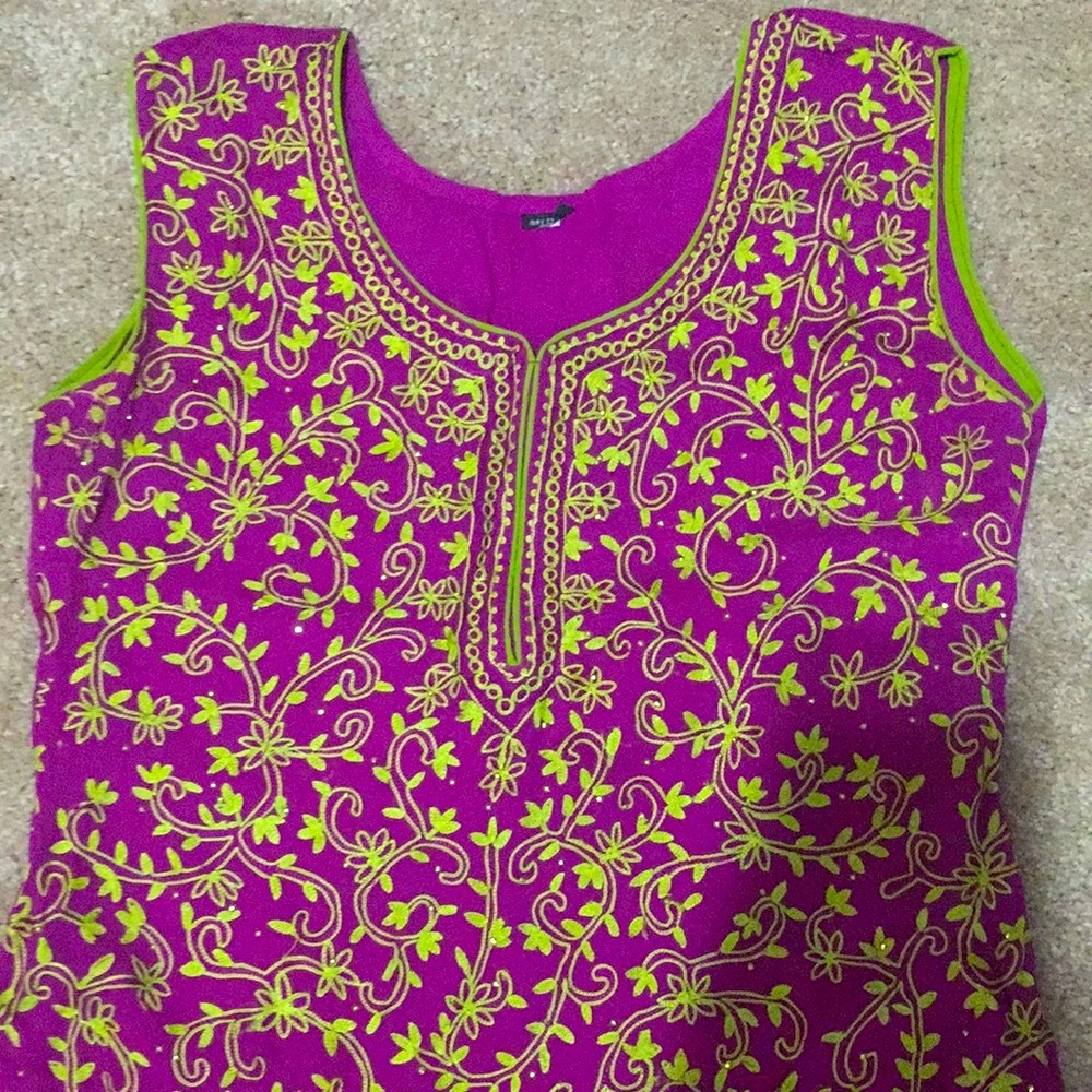 Absolutely Beautiful Double Colored Embroidered I… - image 5